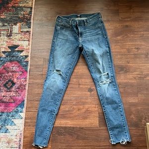 GAP - distressed favorite jegging